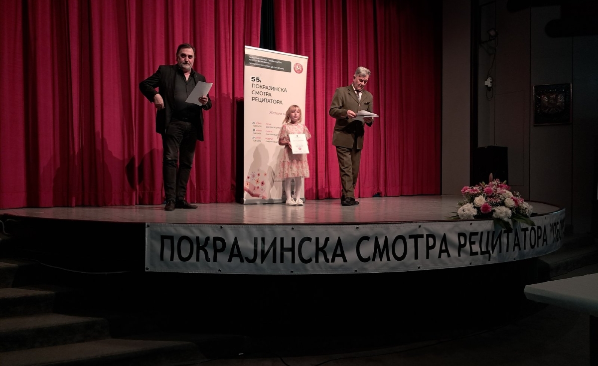 Софиа Вамош, ученица првог разреда добила је златну диплому на покрајинскоj смотри рецитатора